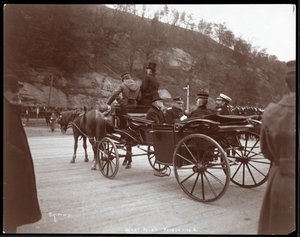 1905年ウェストポイントの馬車に乗っていたロブリーダングリソンエヴァンス少将、王子を含む軍人の眺め（銀ゼラチンプリント）